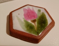 Fliese roter Ton glasiert sechseckig klein Blume Vintage 8 cm Kellerfund Vintage