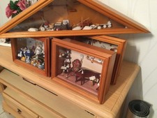 Miniaturen für Puppenstuben Museum mit Holz Vitrinen 