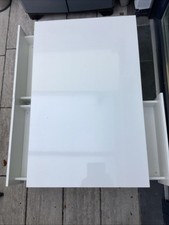 Weißer Couchtisch in