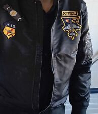 Herren Premium Nylon Bomberjacke - Winddicht, Besticktes Flugzeugdesign, Large