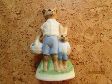 Porzellanhasen 9 cm hoch, Vater, Sohn und Körbchen, Ostern