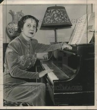 1938 Press Photo Mrs. Albert