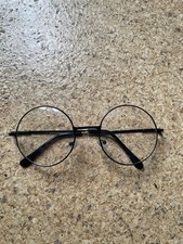 Kleidung (Brille, rund, Fensterglas)