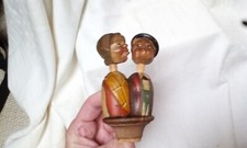 alter mechanischer Zierkorken Holz handgeschnitzt "Küssendes Paar " unbenutzt