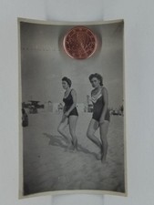Foto 2 hübsche junge Frauen am Strand Bademode 30er Jahre