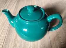Klassische englische Teekanne dunkelgrün