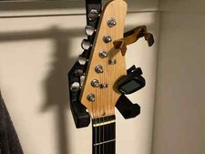 Gitarrenhalter für Schrank -