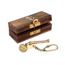 Schlüsselanhänger Bootsmannspfeife aus Messing/Kupfer in Holzbox – 10x3cm Deko
