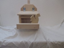 Eichhörnchen Futterhaus aus Holz zum aufhängen.