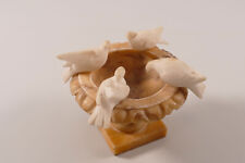 Schale auf Sockel mit Tauben