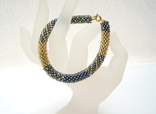 dunkelgrau und goldfarben  Armband Feine Handarbeit Häkelarmband Damen