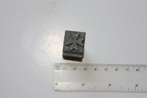 Malteser kreuz aus druckerblei - kreuz,