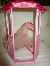 BZ-39) GROSSES ALTES ROSA BARBIE PFERD OHNE FUNKTION UND PINKER REITSTALL MATTEL