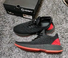Sport Freizeit Schuhe Größe 34 Schwarz Rot  im Original Karton 