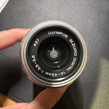 Olympus M. Zuiko Objektiv 14–42 mm F3,5–5,6 II R MSC Zoom silber MFT