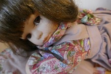 niedliche, süße, Vintage Porzellanpuppe  liegend auf Kissen