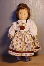 Handgemachte Puppe in einem Blumenkleid