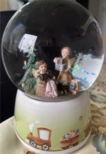 Goebel Nina und Marco Schneekugel „Engel mit Nähmaschine“ mit Spieluhr