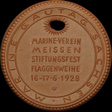 MEISSEN / SACHSEN: Porzellan-Medaille 1928. FLAGGENWEIHE MARINE-VEREIN.