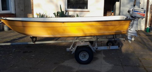 Ruderbot mit trailer und - mit,