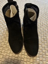 Schwarze Stiefeletten aus