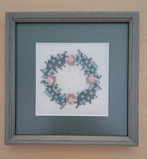 handgesticktes Bild Blütenkranz, mit Rahmen, dänische Stickerei, Fremme 