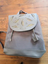 Schöner Neuwertiger Rucksack mit Inhalt eine GELDBÖRSE,  eine UHR und ein SCHALL