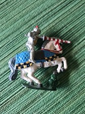 Zinn-Ritter auf Pferd mit Stoßlanze