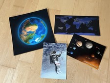 4x Karten POSTKARTEN * 3D Effekt * Weltraum All Astronaut Planeten Erde