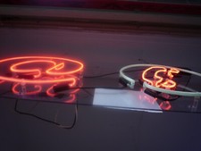 Beleuchtung Neonschild At-Zeichen und Tel mit blinken Internet