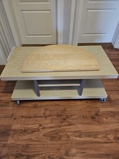 Fernsehunterschrank mit Rollen