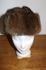 2 Pelzmützen, Fellmützen; vermutlich Nutria und Nerz