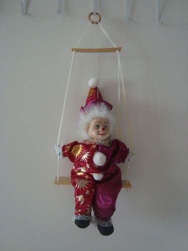 Harlekinpuppe auf schaukel - harlekinpuppe,