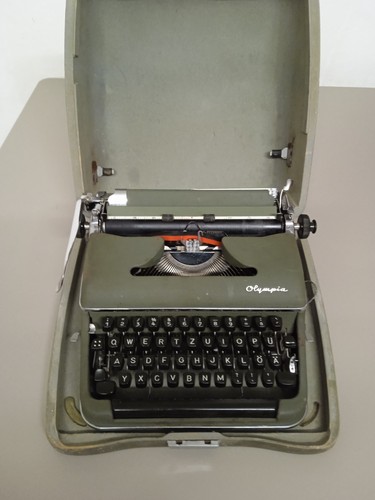 Alte schreibmaschine olympia - schreibmaschine,