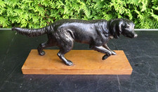 Hund Metall auf Holzsockel