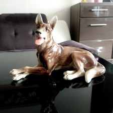 Porzellanfigur liegende