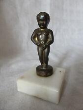 Manneken Pis - Bronzefigur auf Marmorsockel