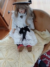 Hand gefertigte und geschnitzte Puppenwiege mit Dekor.