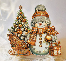 Schneemann mit Schlitten, Strass, beidseitigem Motiv, Aufsteller, 24 x 25 cm.