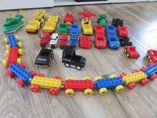 Viele Duplo Fahrzeuge: Boot, Flugzeug, viele Autos, Motorräder, Hänger, Polizei