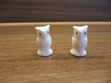 Zwei kleine Eulen aus Porzellan, Dekorationsfiguren für Setzkasten