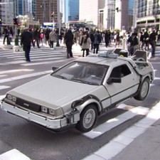 DeLorean Zurück in die Zukunft Teil 2 Modellauto 1:24 Welly