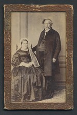 Fotografie älteres Paar im seidenen Biedermeierkleid und Anzug, im original Bil 