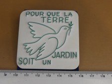 DDR Plakette „POUR QUE LA