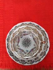 Porzellantasse mit Untertassen