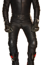 Dainese Lederkombi mit fast nur schwarzem Leder  Gr. 50 Oldschool & körperbetont