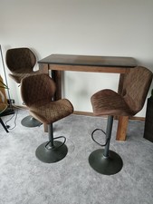 Bartisch mit Barhocker