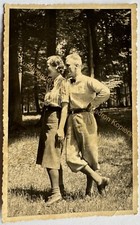 orig. Foto AK Herr Dame Mode um 1930 Wald Kleidung Hose 20er 30er Jahre