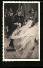 Foto-AK Obergefreiter der Luftwaffe in Uniform mit Schirmmütze mit seiner Braut 