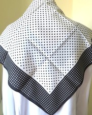 Schönes Tuch schwarz m. weißen Punkten u. weiß m.schwarzen Punkten  ca.68x68cm